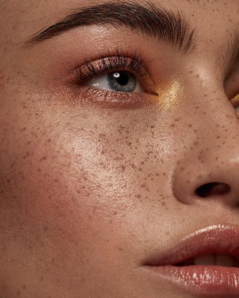 PHOTO @tina_eisen 📸 MAKEUP @lou_seymourmua 💄 SKIN @lauramercier illuminating tinted moisturiser. @beccacosmetics skin n perfector. CHEEKS… Faux Freckles Makeup, Freckles Makeup, Faux Freckles, Smink Inspiration, Beauty Make-up, Pinterest Makeup, Beauty Shoot, Makeup Photography, Laura Mercier