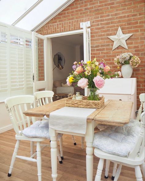 Conservatory Decor Dining Room, Small Conservatory Dining Table, Dining Table In Conservatory, Conservatory Ideas Interior Inspiration, Small Conservatory Dining Room Ideas, Conservatory Wall Ideas, Conservatory Dining Table, Dining Room In Conservatory, Small Conservatory Dining Room