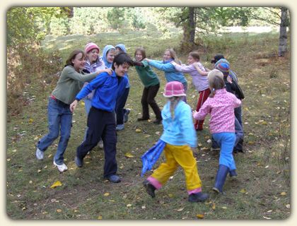 A description of the molecule tag game. Fun Outdoor Games For Kids, Nature Games, Forest Games, Outside Games, Nature Education, Fun Outdoor Games, Gym Games, Nature School, Outdoor Games For Kids