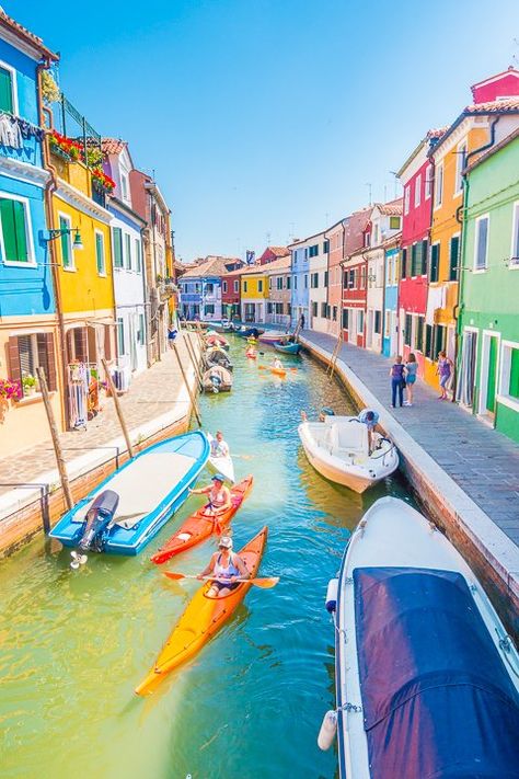 جزر المالديف, Colorful Town, Burano Italy, Nature Photography Trees, Colorful Buildings, Colorful Houses, Colorful Places, Venice Travel, Destination Voyage