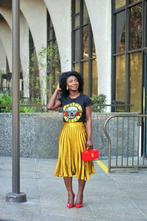 Fashion Bombshell of the Day: Priscilla from New York Women's Fashion Spring 2024, Modest Womens Fashion, Yellow Pleated Skirt, Pleated Skirt Outfit, Rock Outfit, Style Magazine, Pleated Skirts, Modest Wear, Looks Street Style