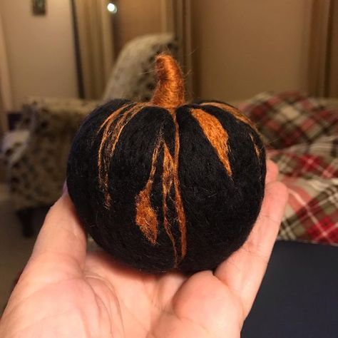 Three States Fiber Art on Instagram: "The black and copper pumpkin gave me an idea...soooo brb ! #needlefelting #needlefelted #needlefelt #needlefeltingartist #copper #pumpkin #needlefeltpumpkin #fiberart #fall #falldecor #etsy" Felting Halloween, Water Felting, Flat Felting, Felt Halloween Decorations, Felted Pumpkins, Felted Halloween, Copper Pumpkins, Felting Diy, Needle Felting Diy