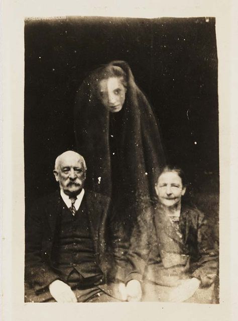 Vintage Bizarre, Ghost Spirit, Spirit Photography, Antique Halloween, Vintage Halloween Photos, Creepy Vintage, Famous Pictures, Image Paper, Ghost Photos