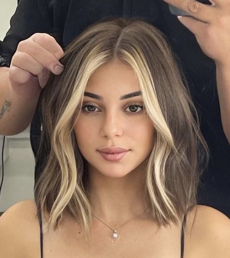 Short Hair With Blonde Money Pieces, Short Brunette Highlights, Brown Hair With Chunky Money Piece, Brown Lob With Money Piece, Blond Money Piece Short Hair, Money Piece Long Bob, Trendy Highlights For Short Hair, Ash Brown Short Hair With Highlights, Bob Hairstyles With Money Pieces