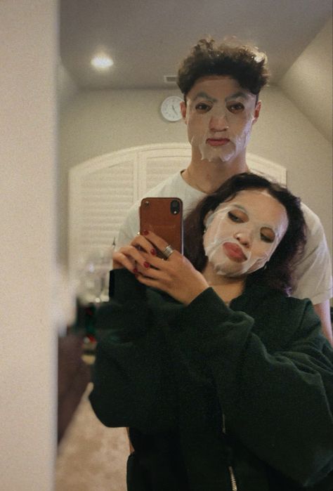 Couple Doing Makeup Together, Couple Skincare Aesthetic, Couple Self Care Aesthetic, Mask Couple, Couples Skincare Aesthetic, Couple Skincare Goals, Mask Date, Couple Facemask Ideas, Skin Care Date Couple