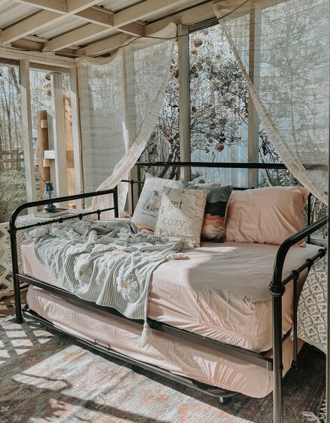 Cottage core beautiful spring time reading nook Bee Cottage, Porch Bed, Cottage Porch, Flat Decor, Metal Curtain, Day Bed, Screened In Porch, Screened Porch, Curtains Bedroom