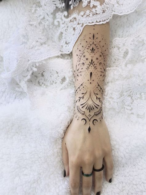 Tattoo ornamental Mandala Hand Tattoos, Cuff Tattoo, Boho Tattoos, Upper Arm Tattoos, Tattoo Templates, Ornamental Tattoo, Tattoos Geometric, Arm Band Tattoo, Knee Tattoo