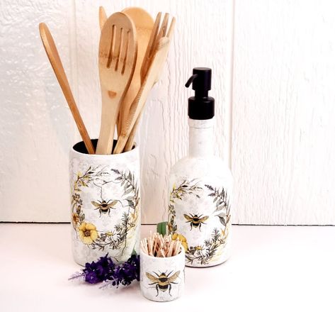 Wreath Kitchen, Crystal Glaze, Oil Cruet, Bee Cookies, Rustic Accessories, Honey Bee Decor, Making Signs On Wood, Lavender Wreath, Olive Oil Dispenser