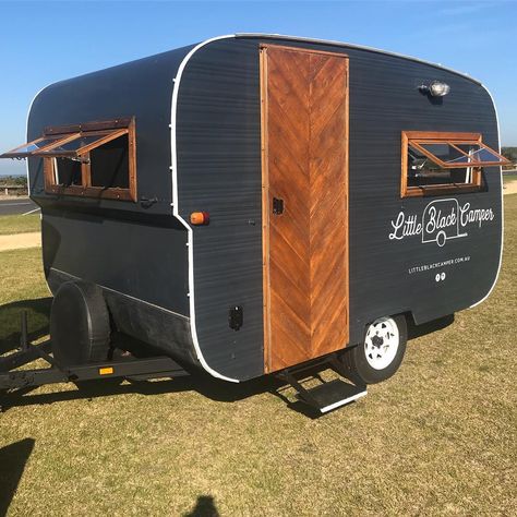 Here are 19 vintage travel trailer exterior paint jobs that will make you want to fix one up yourself, then hit the road. Camper Exterior, Camper Vintage, Camping Vintage, Diy Camper Trailer, Chuck Box, Caravan Makeover, Camper Trailer Remodel, Vintage Camper Remodel, Tiny Camper