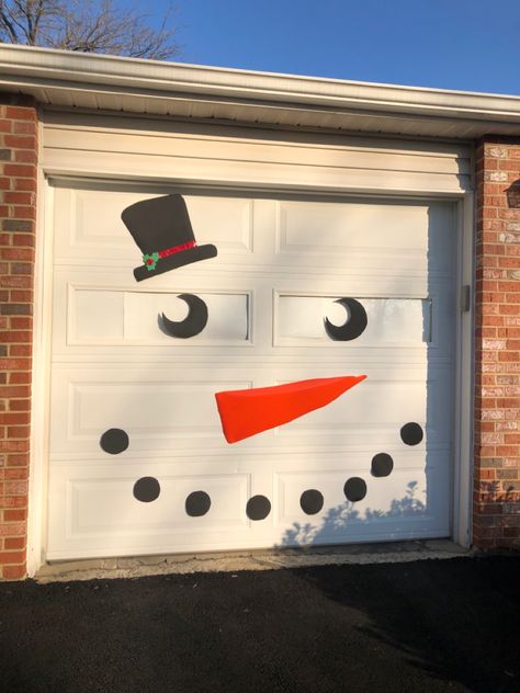 Garage Door Christmas Decorations, Christmas Garage Door, Diy Christmas Snowman, Christmas Garage, Diy Holiday Party, Hanging Christmas Lights, Snowman Christmas Decorations, Christmas Decals, Christmas Decorations Diy Outdoor