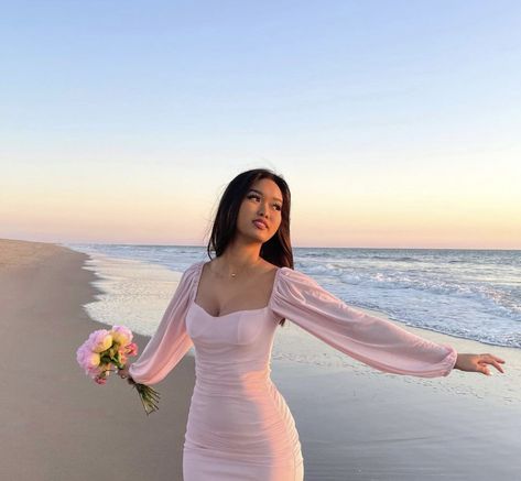 Poses In Cute Dress, Beach Pics With Flowers, Park Fits Aesthetic, Pink Dress Poses, Birthday Dress For Teenage Girl, Summer Bday Outfit, Dress Instagram Pictures, Ig Poses Photo Ideas Dress, Girly Photoshoot Ideas