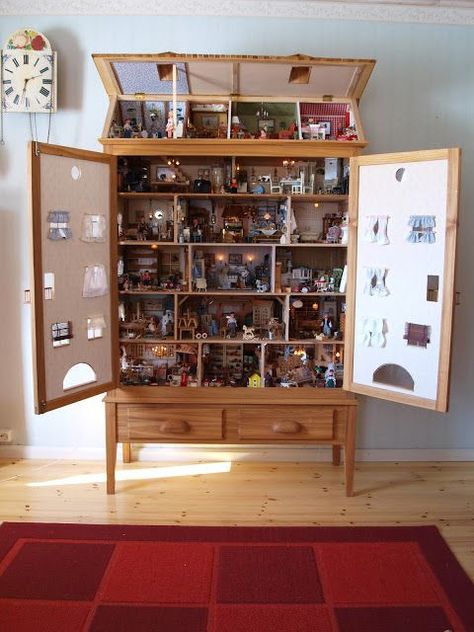 Love the idea of turning a cupboard into a dolls house Doll House Cabinet, Cabinet Dollhouse, Dollhouse Cabinet, Victorian Dollhouse, Miniature Rooms, Modern Dollhouse, Wooden Dollhouse, Barbie House, Barbie Furniture