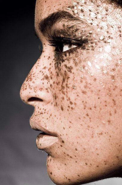 6 freckled women who we could learn something from Glitter Carnaval, Women With Freckles, Freckle Face, Avant Garde Makeup, Photographie Portrait Inspiration, Painted Faces, Make Up Inspiration, Beauty Shots, Makeup Artistry