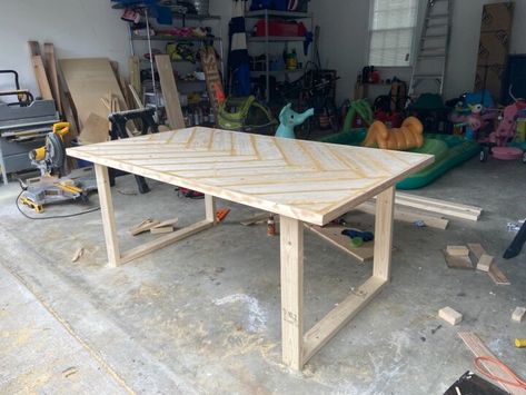 Herringbone Dining Room, Kitchen Dining Room Combo Layout, Herringbone Dining Table, Diy Table Legs, Kitchen Table Legs, Diy Dining Room Table, Plywood Table, Simple Dining Table, Diy Kitchen Table