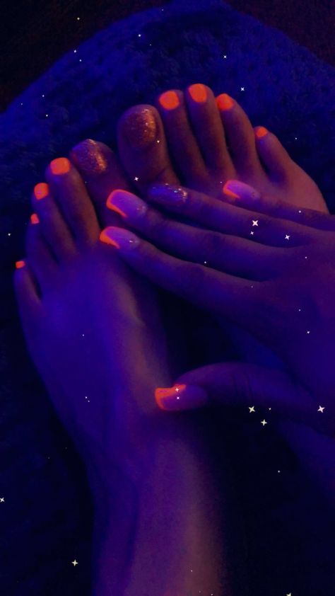 Glow nails Short Acrylic Nails Square Glow In The Dark, Glow In The Dark Toes, Glow In The Dark Pedicure, Blue Glow In The Dark Nails, Glow In The Dark Nails, Matte Glow In The Dark Nails, Pretty Pedicures, Tapered Square Nails, Black Ponytail Hairstyles