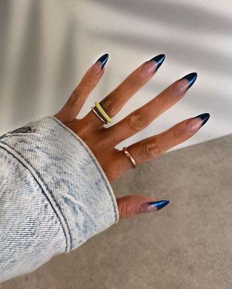 Pretty Nails Design Inspiration Blue, Blue Holographic French Tip Nails, Blue Metallic Nails Art Designs, Blue Chrome Nails Tips, Chrome Blue Tip Nails, Metallic Blue French Nails, French Blue Chrome Nails, Navy Blue Chrome French Tip, Blue Chrome French Tip Nails Almond