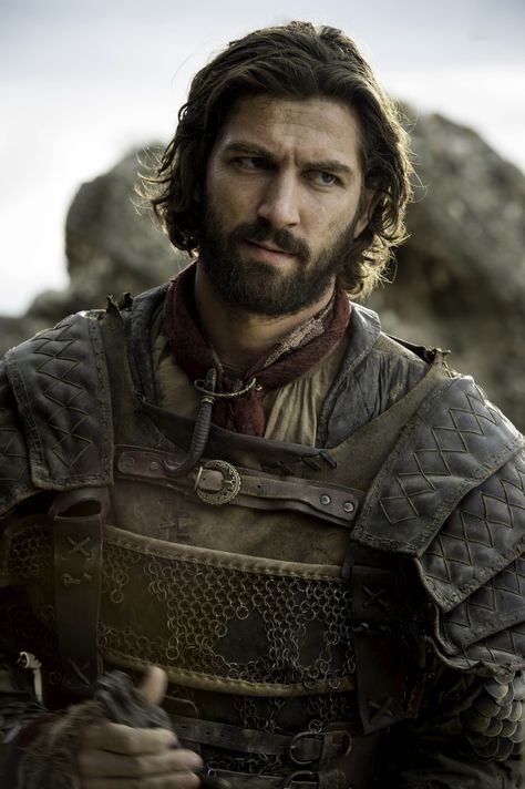 6.04 “Book of the Stranger” – Daario Naharis. He's missing quite a few rings from his chain mail. Daario Naharis, Michael Huisman, Watchers On The Wall, Michiel Huisman, Beyonce Hair, Medieval Hairstyles, Fire And Blood, Cersei Lannister, Gra O Tron