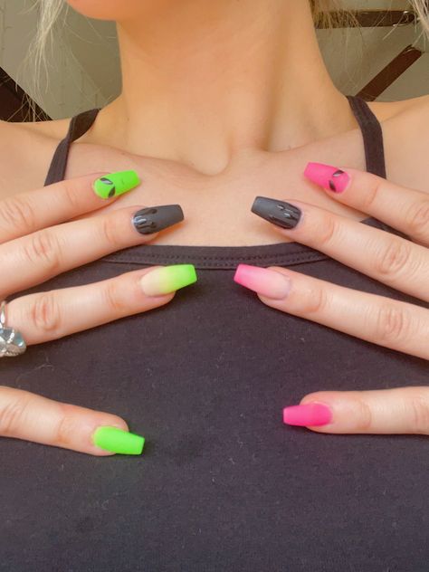 Pink And Green Nails Coffin, Neon Pink And Green Nails Acrylic, Alien Nails, Pink Black Nails, Ideas Uñas, Neon Green Nails, Short Grunge Hair, Grunge Hair, Nails Acrylic