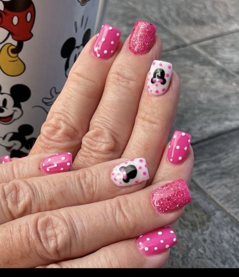 Minnie Mouse Sandwiches, Pink Mickey Nails, Minnie Mouse Nails Pink, Pink Minnie Mouse Nails, Disney Nails Pink, Pink Disney Nails, Minnie Mouse Nail Art, Mouse Nails, Minnie Mouse Nails