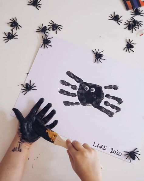 Halloween Diy Toddler, Spider Handprint Craft, Spider Crafts Preschool, Dog Paw Print Art, The Very Busy Spider, Paw Print Art, Spiders Halloween, Fun Art Ideas, Halloween Sensory