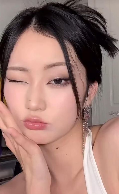 makeup makeuptutorial Airy Boyish Makeup, Eye Makeup Douyin, Douyin Eye Makeup, Douyin Makeup Tutorial, Aesthetic Makeup Products, Monolid Eye Makeup, Ulzzang Aesthetic, Makeup Douyin, Monolid Makeup