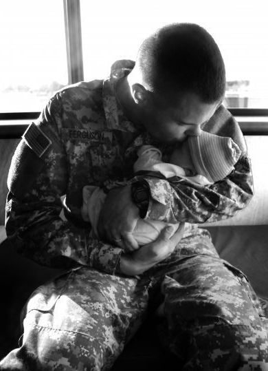 / Military Baby Pictures, Military Moments, Soldiers Coming Home, Ghost Cod, Military Husband, Military Baby, Military Couples, Army Couple, Military Homecoming