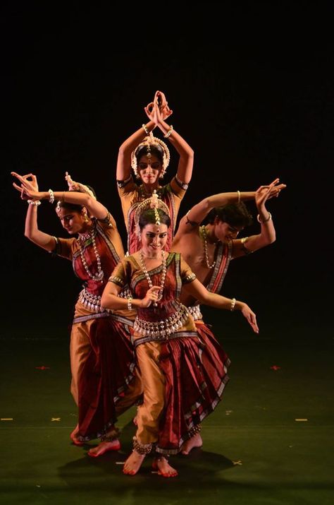 Odissi dancers | Indian classical dance Tamil Culture Photography, Oddisi Dance, Indian Culture Photography, Indian Traditional Dance, Indian Dance Forms, Indian Dances, Indian Dancing, Odissi Dance, Tamil Culture