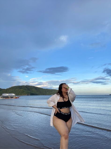 Plus Size Beach Poses For Pictures, Beach Pose Plus Size, Beach Pics Plus Size, Beach Photoshoot Plus Size, Chubby Girl Beach Outfit, Chubby Beach Photos, Beach Poses For Chubby Women, Chubby Girl Swimsuit, Outfit Playa Gorditas