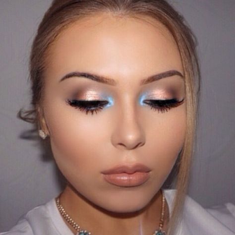 Spring Party Makeup, Peach And Blue Makeup, Light Blue Eye Shadow Looks, Baby Shower Makeup Ideas Blue, Prom Makeup Aesthetic, Pop Of Blue Eyeshadow, Pop Of Blue Makeup, Light Blue Eyeshadow Looks, Light Blue Makeup Looks