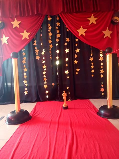 Grammy Prom Theme, Red Carpet Trunk Or Treat, Red Carpet Banquet, Talent Show Decorations Stage Ideas, Shine Vbs Decorations, Hollywood Dance Theme, Old Hollywood Dance, Red Carpet Graduation, Old Hollywood Prom