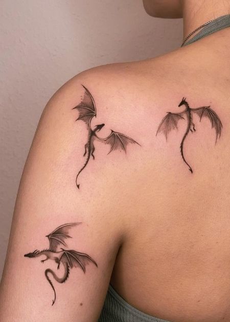 Minimal Dragon Tattoo For Women, Tony Dragon Tattoo, Small Feminine Dragon Tattoos, Collar Bone Dragon Tattoo, Dragons Flying Tattoo, Got Tattoo Ideas, Dragon Flying Tattoo, Dragon Tattoo Under Breast, Small Dragon Tattoo Designs