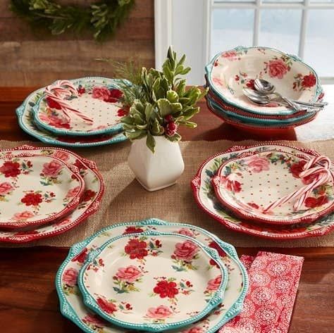 A 12-piece dinnerware set from The Pioneer Woman’s holiday collection that’s perfect for a fancy Christmas Eve or Christmas Day meal. The set includes four dinner plates, four dessert plates and four bowls. Each dish is decorated with a cheerful wreath and rose pattern. Pioneer Woman Dinnerware, Pioneer Woman Walmart, Pioneer Woman Dishes, Pioneer Woman Kitchen Decor, Pioneer Woman Kitchen, Dinner Plate Set, Holiday Brunch, Pioneer Woman Recipes, The Pioneer Woman