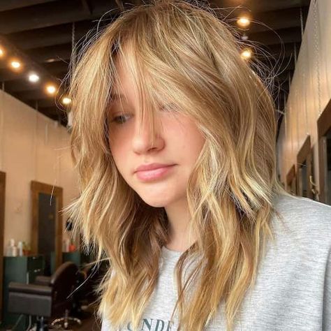 15 Low Maintenance Shag Haircuts for Women in 2021 Long Bob Shaggy Layers, Wavy Hair Choppy Layers, Medium Shag With Curtain Bangs Straight Hair, Medium Shag Haircuts With Curtain Bangs, 90s Shag Haircut, Shag With Curtain Bangs, 70s Shag, Goldie Locks, Balayage Ideas