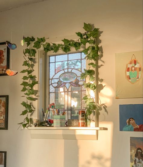 Vines Around Window, Vines Bedroom, Christmas Craft Ideas To Make, Aesthetic Vines, Book Room Ideas, Home Gym Black, Bedroom Decor Teen, Cottage Core Living Room, Affordable Room Decor