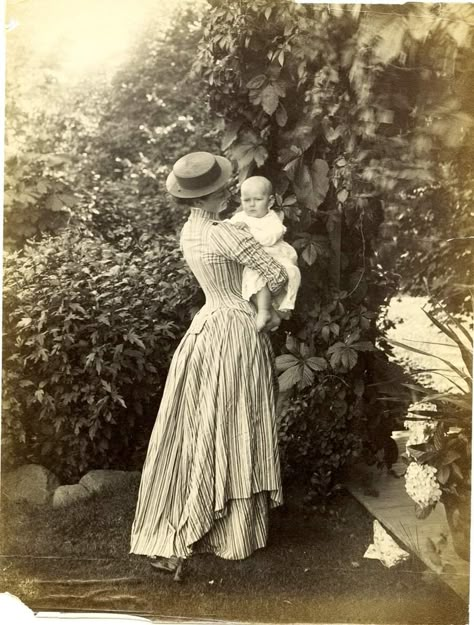 Alice Austen Photography, Alice Austen, 1880s Fashion, Antique Photography, Antique Portraits, 3 Sisters, Old Photography, Historical Dress, History Fashion