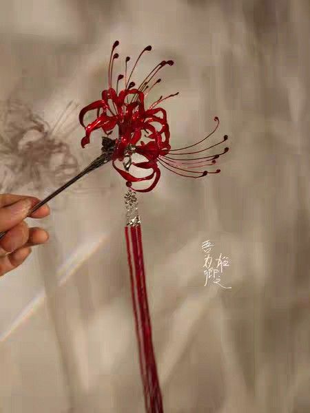 Silk Crafts Ideas, Red Spider Lily Jewelry, Red Spider Lily Dress, Red Spider Lily Hairpin, Spider Lily Jewelry, Spider Lily Hairpin, Spider Lily Aesthetic, Clover Kingdom, Anting Manik