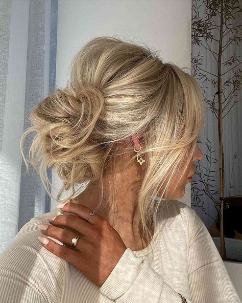 Updos for Long Hair – Cute & Easy Updos for 2023 Ombré Blond, Jordans Wedding, Teen Hair, Bridesmaid Hair Inspo, Ombre Blond, Wedding Hair Up, Formal Hair, Guest Hair, Bridesmaid Hair Makeup