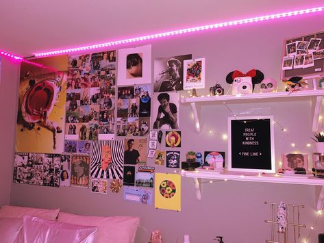 Harry Styles Photo Wall Bedroom, Room Ideas Harry Styles, Harry Styles Room Ideas, One Direction Room Decor, Harry Styles Inspired Room, Harry Styles Poster Wall, Harry Styles Wall Decor, Harry Styles Bedroom, Band Posters On Wall Bedroom