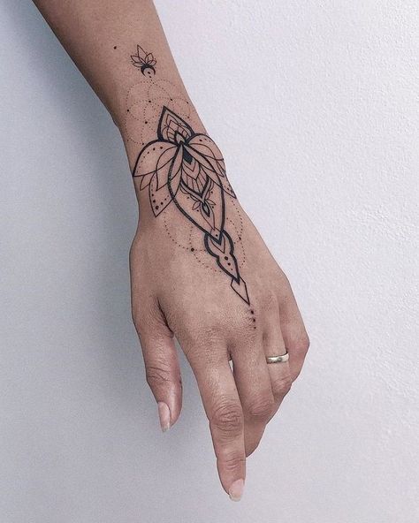 Henna Inspired Tattoos, Henna Tattoo Hand, Hand Tattoos For Women, Tattoo Feminina, Henna Tattoo Designs, Small Tattoo, Sleeve Tattoo, Piercing Tattoo, Finger Tattoos