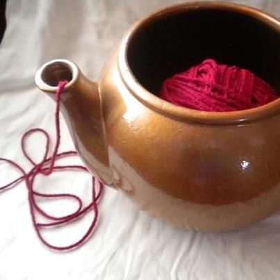 Modern Haken, Knitting Bowl, Cute Teapot, Yarn Holder, Ball Of Yarn, Yarn Storage, Yarn Bowl, Yarn Projects, Knitting Techniques