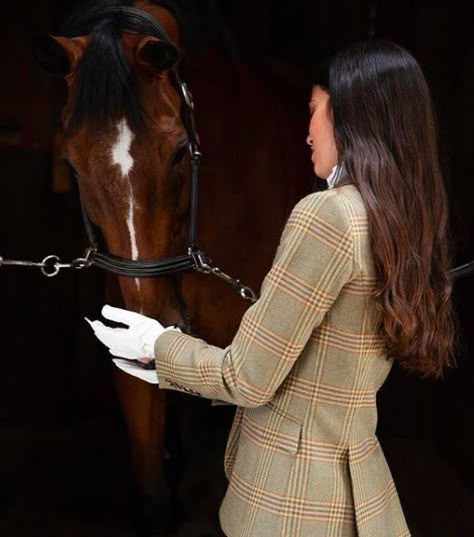 Old Money Aesthetic Summer Outfit, Jade Holland Cooper, Old Money Aesthetic Summer, Summer Outfit Travel, Summer Old Money, Luxury Old Money, Holland Cooper, Outfit Travel, Equestrian Lifestyle