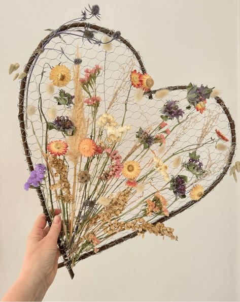 Crafting With Dried Flowers, Dried Flower Tapestry, Weaving Dried Flowers, 3d Dried Flower Art, Styling Dried Flowers, Crafts For Dried Flowers, Dry Flower Wreath Diy, How To Hang Dry Flowers, 2025 Garden Trends