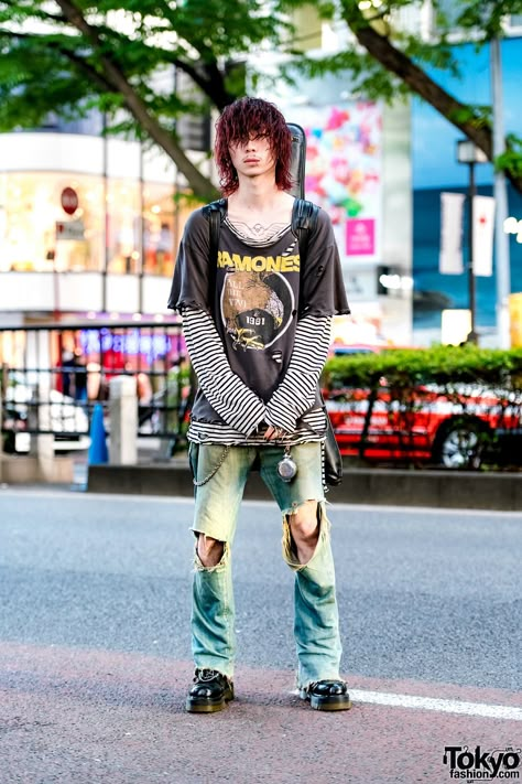 Harajuku student sporting a distressed grunge style while out and about one fine day. Punk Rock Street Style, Harajuku Street Style Men, Mens Harajuku Fashion, Japan Punk Fashion, Grunge Harajuku Street Style, Harajuku Fashion Colorful, Japanese Punk Fashion Harajuku Style, 90s Harajuku Fashion Men, Harajuku Outfits Men