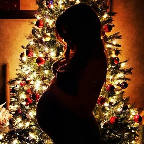 Maternity baby bump Christmas tree silhouette picture. Next year I will take one with baby in arms!!!! Maternity Christmas Pictures, Christmas Pregnancy Photos, Winter Maternity Pictures, Vom Avea Un Copil, Baby Bump Pictures, Christmas Tree Silhouette, Bump Pictures, Christmas Tree Pictures, Baby Silhouette