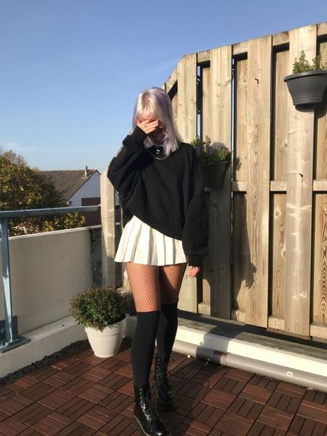 Cute Long Socks Outfit Ideas, Thigh High Boots Skirt Outfit, Skirt College Outfit, Tennis Skirt Outfit, White Tennis Skirt, Cute Skirt Outfits, Pleated Tennis Skirt, Casual Day Outfits, New Rock