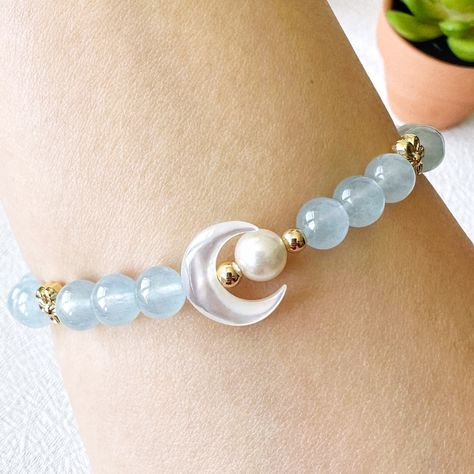 Unique Design Natural Aquamarine And Pearl Beaded Bracelet.Aquamarine Is The Birthstone For March, It Helps Us To Gain Insight, Truth And Wisdom. It Can Be Used To Help Calm The Mind And Nerves. Perfect Gift For Her, Gift For Birthday, Christmas And Any Special Days! Materials: -Aquamarine Gemstone Beads -Pearls -Conch Moon Shaped Charm -14k Gold Filled Metal Accessories Measurements: -6mm Beads -3 Sizes Available: Small (6’’-6.5’’), Medium (6.75''-7.25''), Large (7.5''-8'') Packaging And Shippi 6mm Bead Bracelet, Crystal Gemstone Bracelet, Crystal Bracelets Diy, Aquamarine Beaded Bracelet, Aquamarine Bracelet Beads, Pearl Beaded Bracelet, Beautiful Beaded Bracelet, Beachy Jewelry, Starfish Bracelet