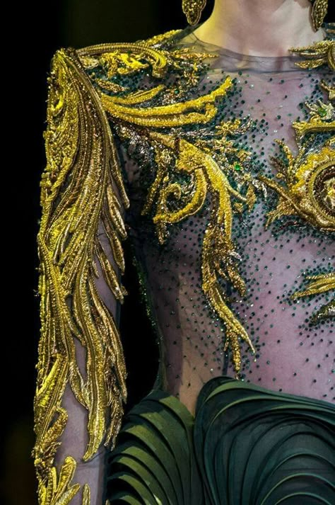 Gou Pei, Haute Couture Jewelry, Guo Pei, Haute Couture Details, 2017 Runway, Costume Ball, Couture Embroidery, Embroidery Designs Fashion, Couture Details