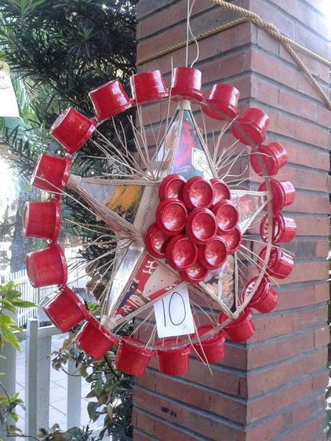 How to Recycle: Cool Recycled Christmas Lanterns Recycled Parol, Parol Diy, Christmas Parol, Christmas Lantern Ideas, Diy Bottles, Plastic Recycle, Recycled Christmas Decorations, Recycled Christmas Tree, Diy Christmas Star