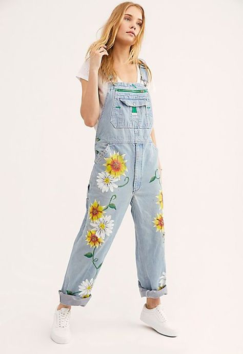 Macacão jeans com aplicações de flores e t-shirt.  @STYLECASTER's Guide to Festival Fashion for Spring 2019: @freepeople Rialto Jean Floral Project Painted Overalls Painted Overalls, Strap Jeans, Senior Overalls, Mode Boho, Painted Jeans, Holiday Theme, Painted Denim, Outfit Jeans, Painted Clothes