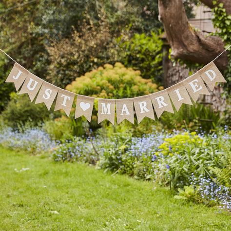 Wedding Bunting Ideas, Boho Bunting, Hessian Wedding, Hessian Bunting, Just Married Car, Wedding Bunting, Beige Wedding, Romantic Heart, Wedding Venue Decorations